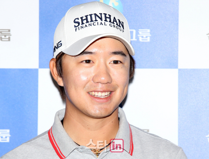 [포토]밝은 표정의 송영한 프로