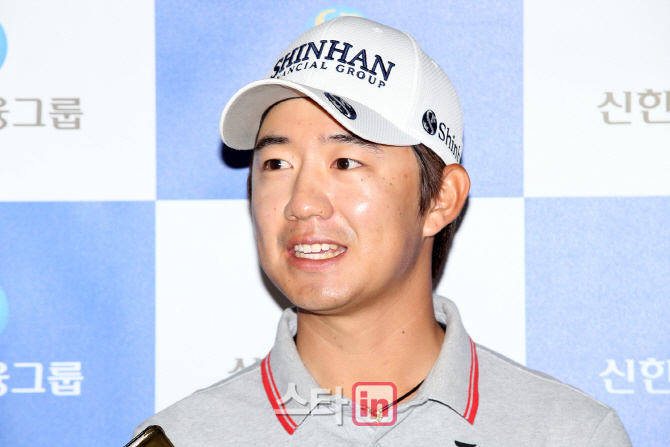 [포토]입국 인터뷰하는 송영한 프로