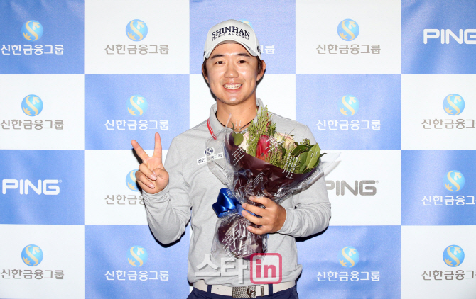 [포토]포즈 취하는 송영한 프로