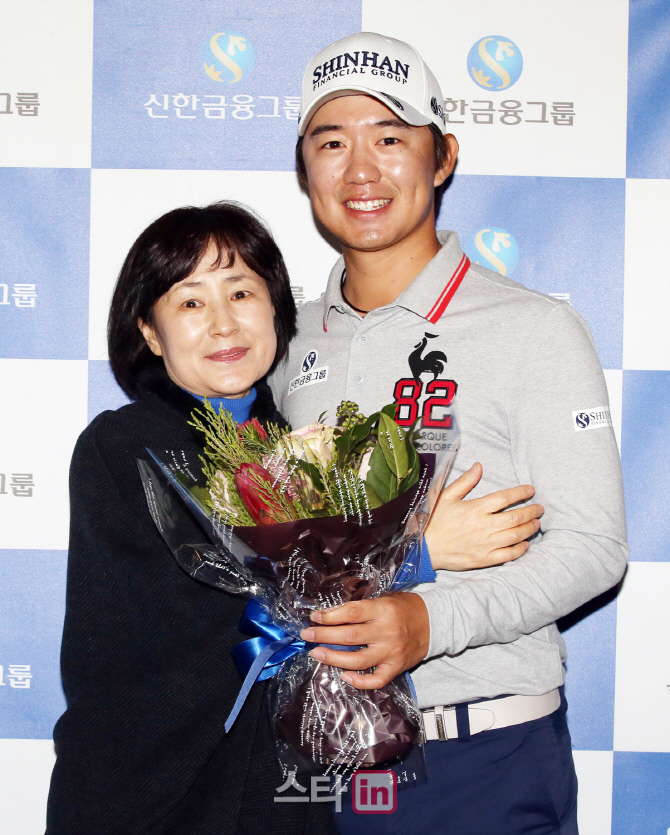 [포토]어머니와 함께 포즈 취하는 송영한 프로