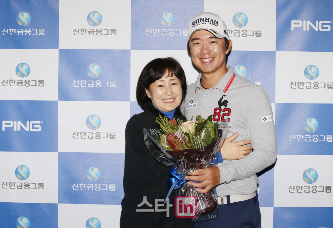 [포토]어머니와 함께 포즈 취하는 송영한 프로