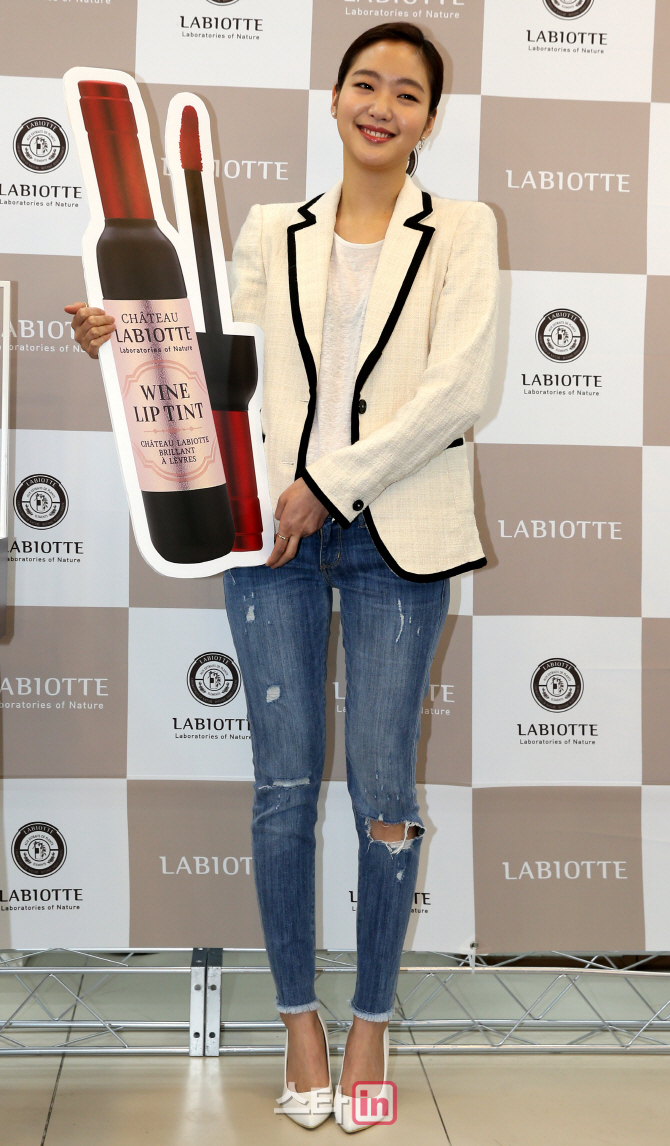 [포토]라비오뜨 홍설 메이크업 와인틴트 완판 기념 배우 김고은 팬사인회