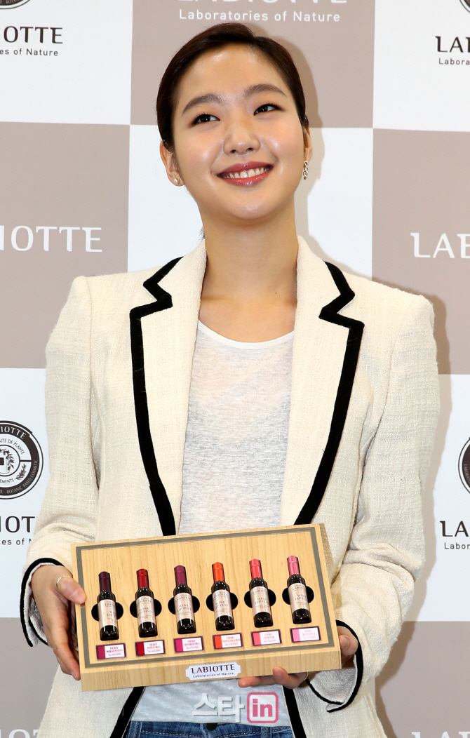 [포토]김고은, '와인 립 틴트로 홍설처럼'
