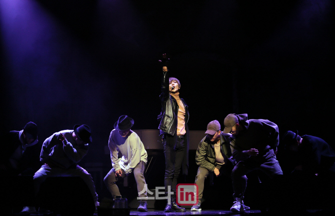 [포토]태민 '혼자여도 외롭지 않아!'