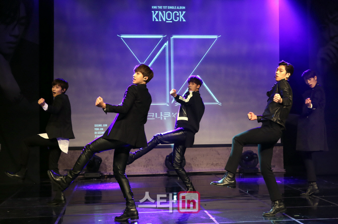 [포토]크나큰, '패기 넘치는 신인들의 무대'