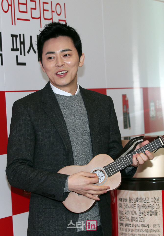[포토]조정석 '우크렐라 선물 받았어요~'
