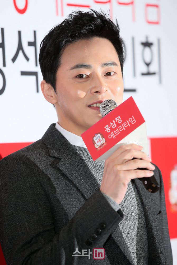 [포토]조정석 '홍삼으로 체력 지켜요~'