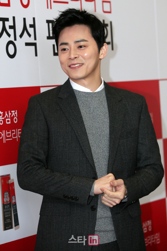 [포토]조정석 '어색해요~'