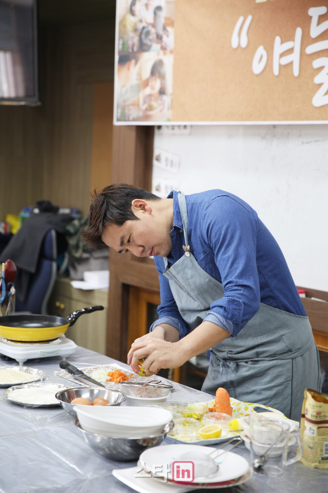[포토]샘킴 '얘들아 맛있는 요리 만들어줄게'