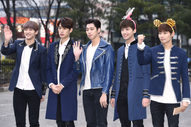 크나큰, 모델돌의 상큼한 아침 출근길