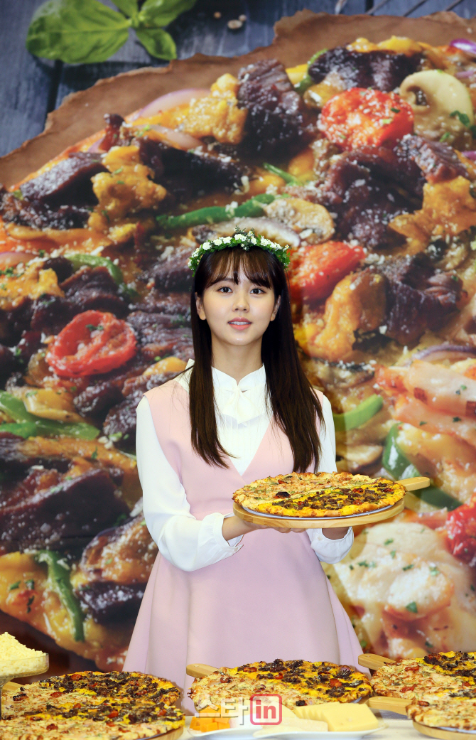 [포토]김소현 '피자 함께 드실래요?'