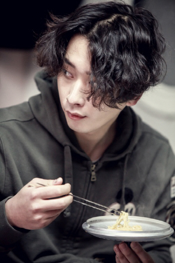황찬성, 라면 먹는 것도 `화보가 따로 없네`