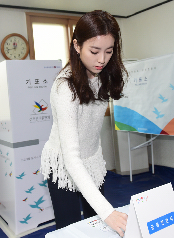 한효주, '해어화' 무대 인사 전 투표 완료~