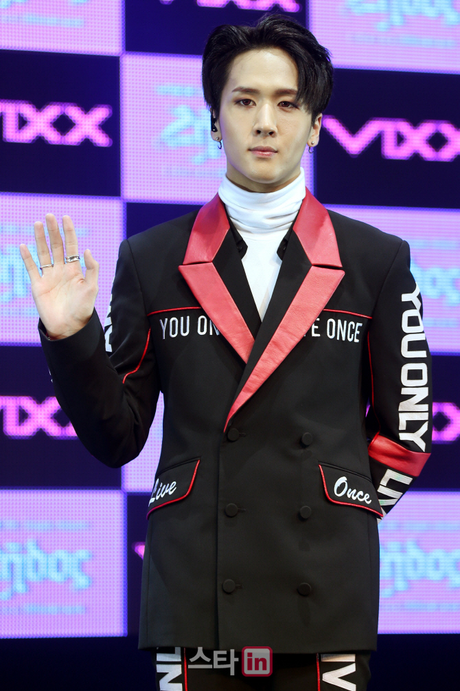 [포토]빅스 라비, '시크한 인사'