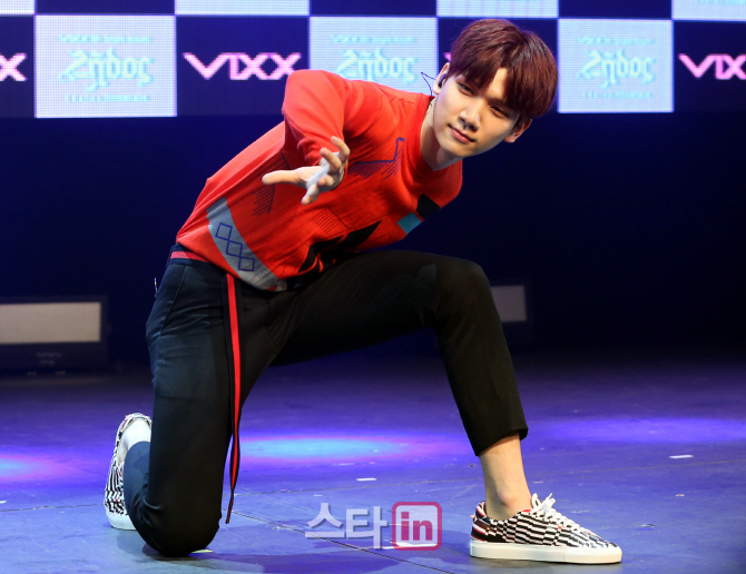 [포토]빅스 혁, '이것이 포인트 안무'