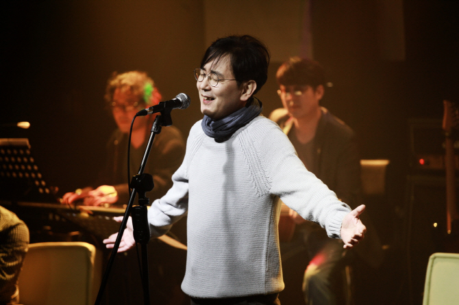 [오늘의 신곡]송시현, 이선희 히트곡 '그리운 나라' 리메이크