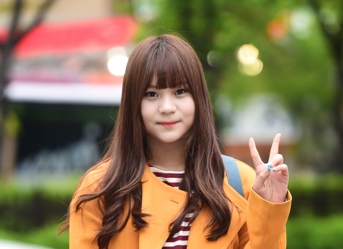 엄지, '시간을 달리는 소녀의 깜찍 브이~'