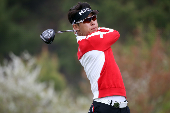 최진호, KPGA 개막전 둘째날 단독선두 도약...김태훈 2위