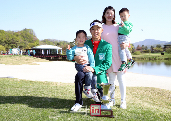 [포토]최진호 '가족과 함께 기쁨을 나눠요'