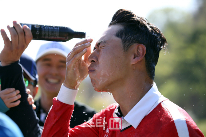 [포토]최진호 '동료들의 축하'