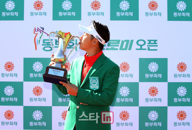[포토]최진호 '기쁨의 키스'