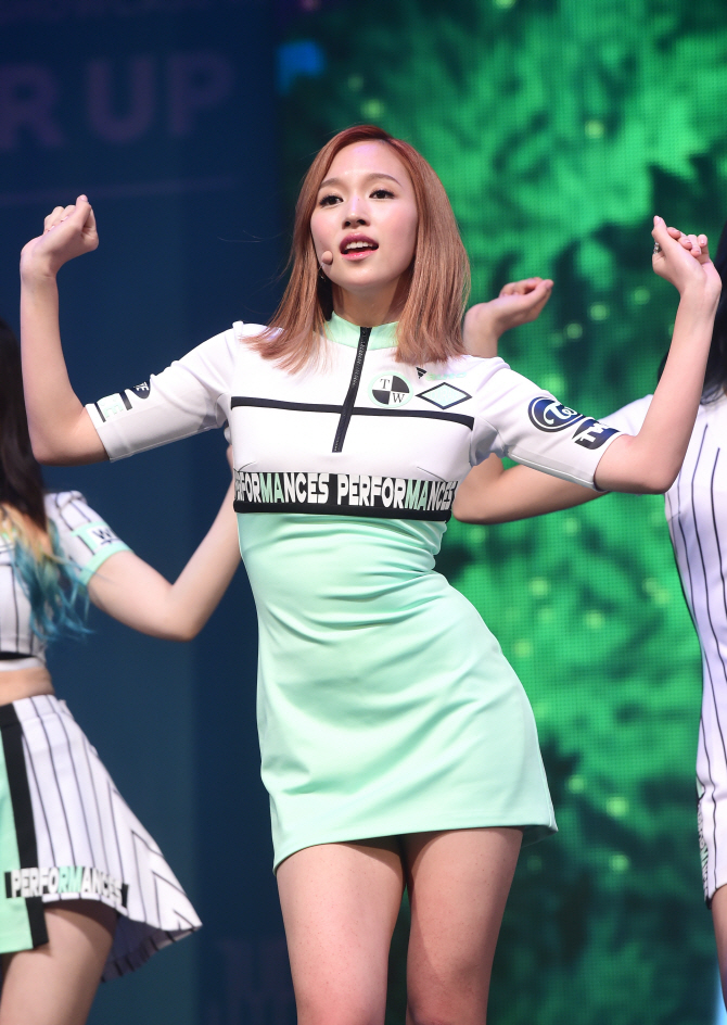 트와이스 미나, '개미허리 눈길~'