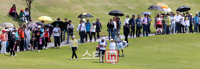 [포토]박성현-유현주-김소영2 따르는 갤러리들