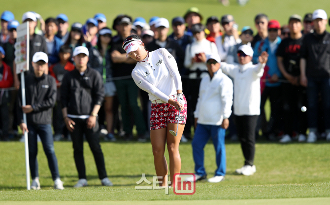 [포토]고진영 '홀컵으로 들어가라'