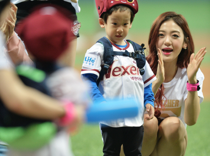 [포토] 마운드에 선 서언-서준 쌍둥이 형제