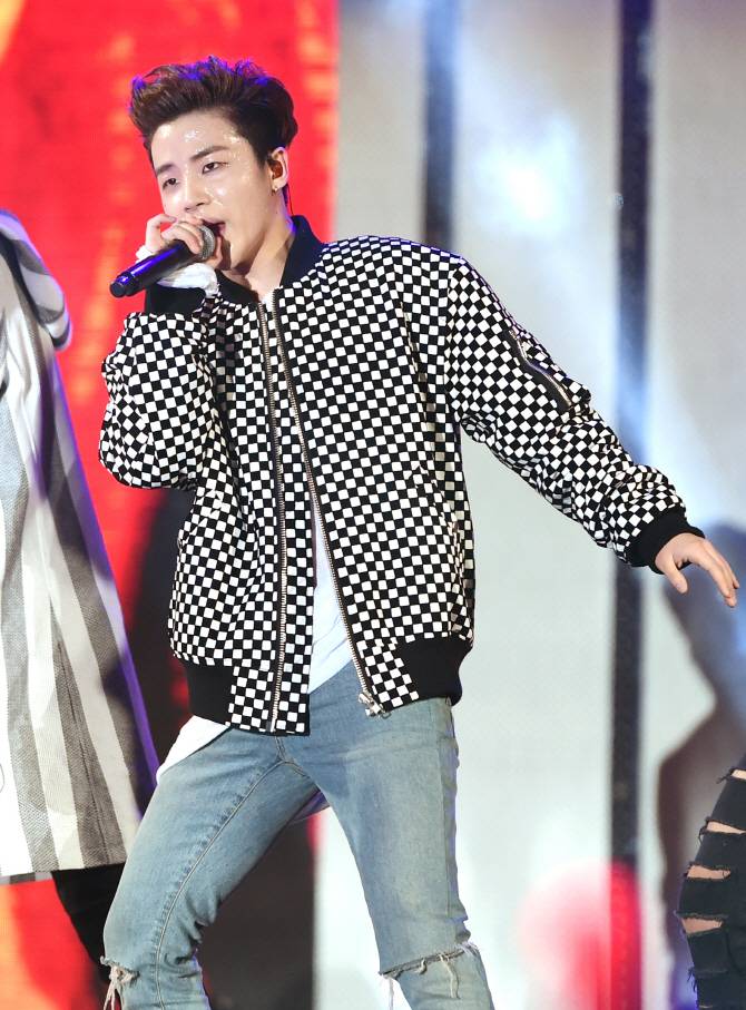 아이콘 김진환, '빛이나네 빛이나~'