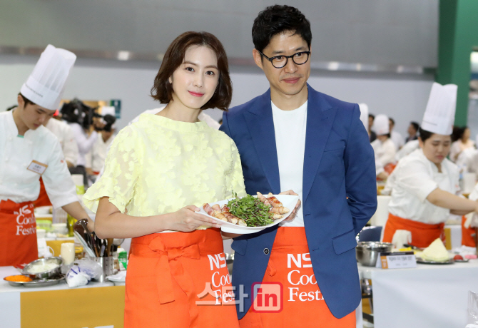[포토]유준상-홍은희 부부 '닭가슴살 베이컨말이 샐러드예요'