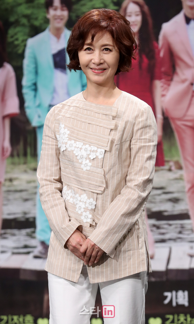 [포토]포즈 취하는 김혜옥