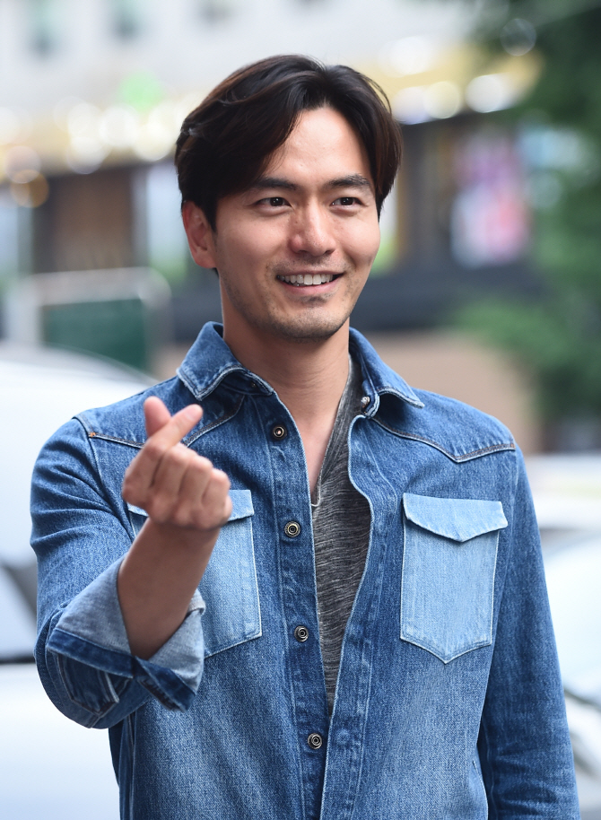 이진욱, '미니하트 뿅~'