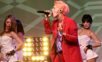 '솔로 컴백' 샤이니 종현 "사랑하는 사람과 들으면 좋을 것"