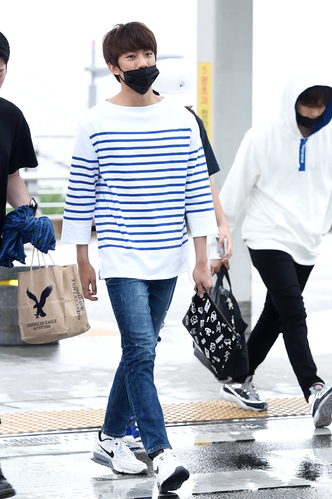 B1A4 공찬, '줄무늬 티셔츠로 시선 강탈'