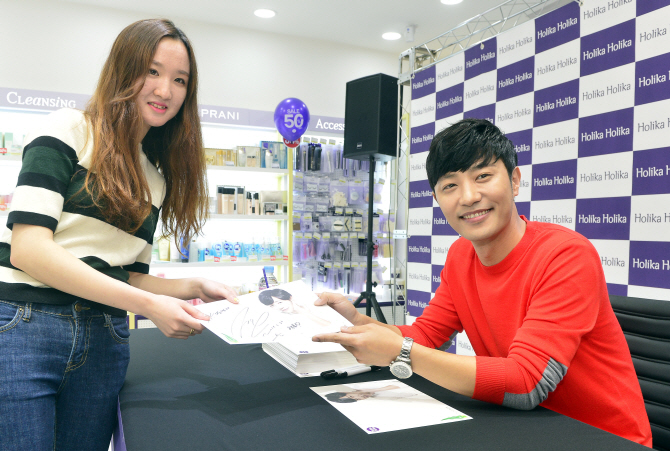 [포토] 진구와 함께하는 명동 팬사인회