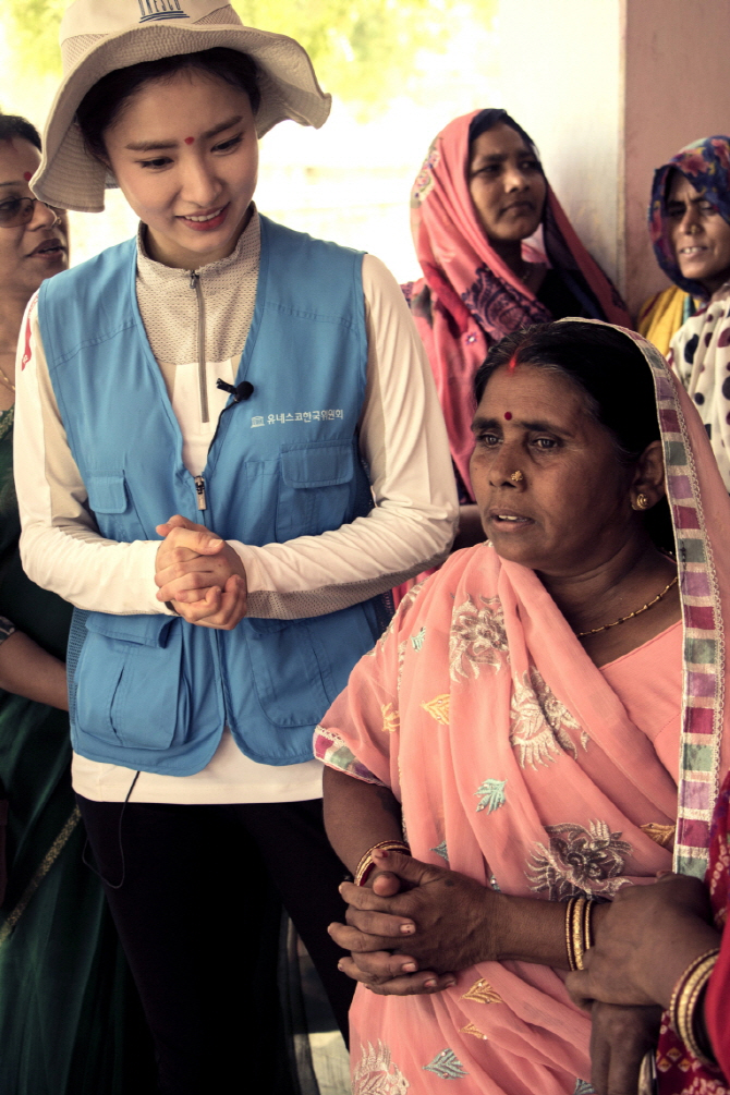 신세경, 인도 여성 만나 '희망의 재봉틀'·장학금 전달