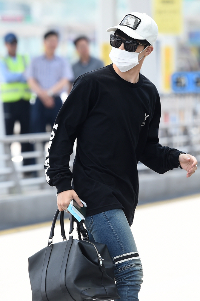 방찬소년단 지민, 다 가려도 시선 싹쓸이