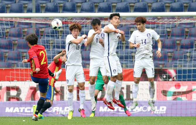 '8분만에 3골' 슈틸리케호, 스페인에 0-3 뒤진채 전반 마감