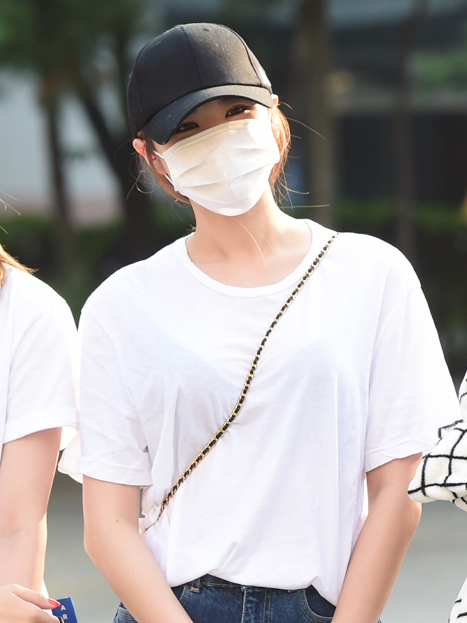 EXID LE, '마스코와 모자로 얼굴을 가리고~'