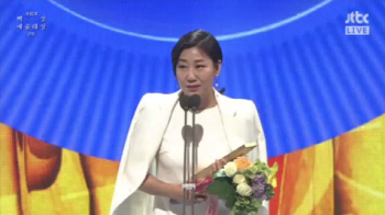 ‘히말라야’ 라미란, 女조연상 수상 “스태프 고생”(52회 백상)