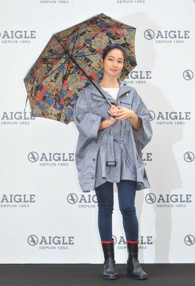 [포토] 이민정, '레인 코트와 부츠가 잘 어울리네'