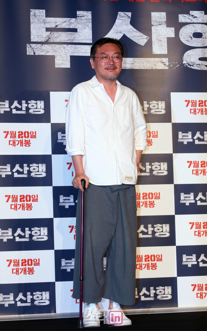 [포토]김의성 '다리 다쳤어요~'