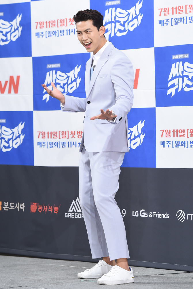 [포토] 옥택연, '귀신 때려 잡는 포스'