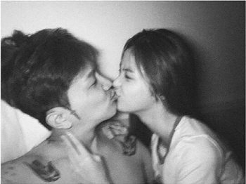 쿠시, 비비안과 뽀뽀 사진 `빛삭`했지만.."두 달째 열애 중"