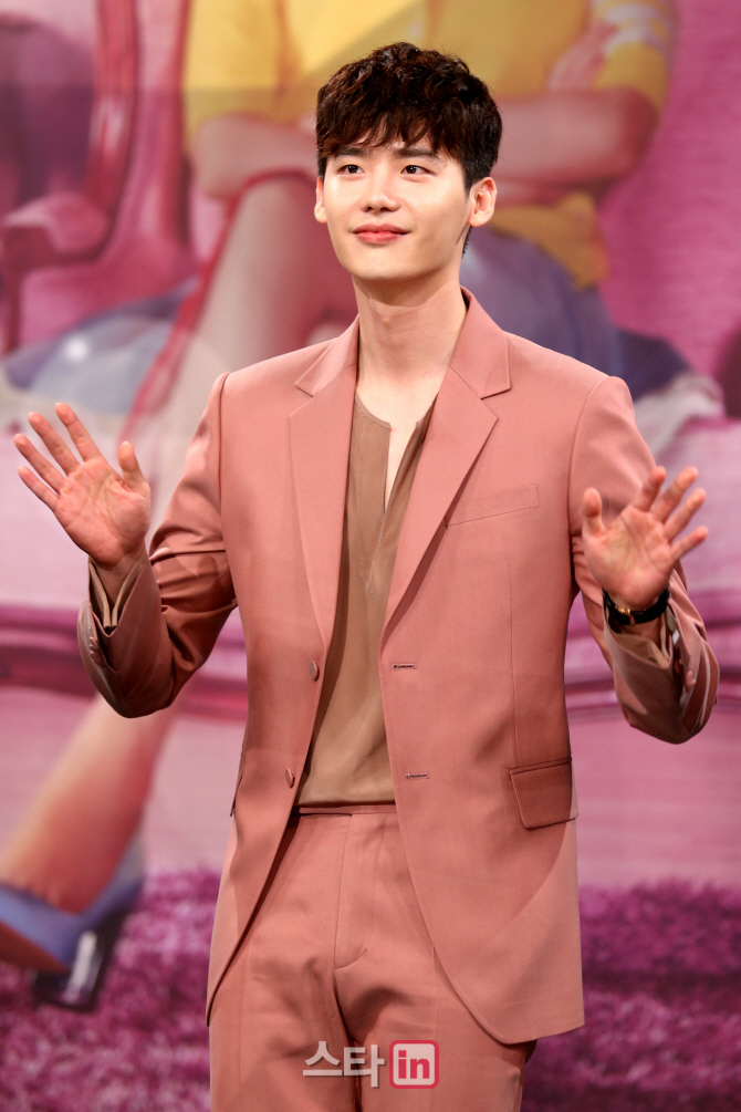 ‘W’ 이종석 “한효주와 스킨십 많아…무뎌져”