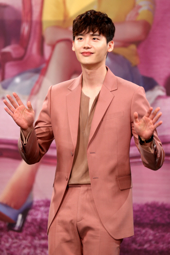 'W' 이종석, '만찢남'으로 흥행 연타 날릴까
