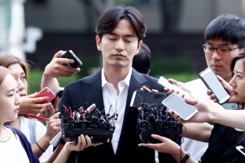 '성폭행 피소' 이진욱, 거짓말 탐지기 조사 받아