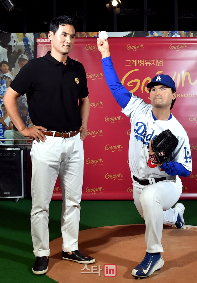 [포토]박찬호 '저와 닮았나요?'