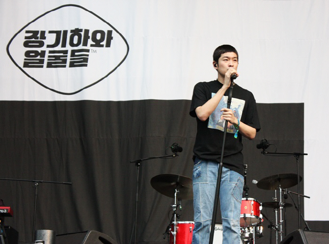 [포토]'지산 밸리록' 장기하, 노래에 집중
